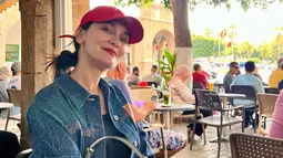 Dalam momen ulang tahunnya tersebut, Luna Maya saat ini tengah menikmati momen liburan ke Maroko. Dalam media sosial Instagramnya, Luna banyak abadikan momen seru saat jalan-jalan di Kota Cassablanca. Salah satunya ialah nongkrong di sebuah restoran yang terlihat nyaman. (Liputan6.com/IG/@lunamaya)