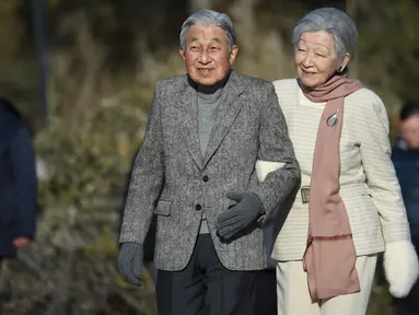 Kaisar Jepang Akihito dan Permaisuri Michiko berjalan-jalan di pantai dekat Hayama Imperial Villa, Prefektur Kanagawa, Senin (21/1). Akihito akan turun takhta pada akhir April 2019 mendatang, mengakhiri pemerintahan selama tiga dekade. (Kazuhiro NOGI/AFP)