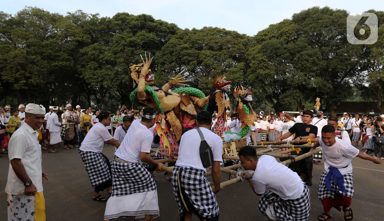 Pura Widya Dharma Cibubur menggelar parade budaya dalam rangka menyambut Hari Suci Nyepi Tahun Saka 1945 dengan mengarak ogoh-ogoh dan penampilan drama Ramayana.  (Liputan6.com/Herman Zakharia)