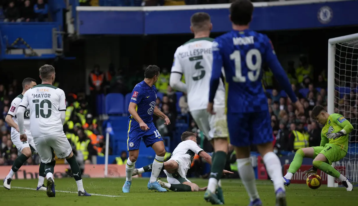 Pada menit ke-41 Chelsea akhirnya menyamakan skor 1-1. Gol dicetak lewat sepakan tumit Cesar Azpilicueta (tengah) meneruskan umpan datar Mason Mount. Skor 1-1 bertahan hingga babak pertama usai. (AP/Matt Dunham)