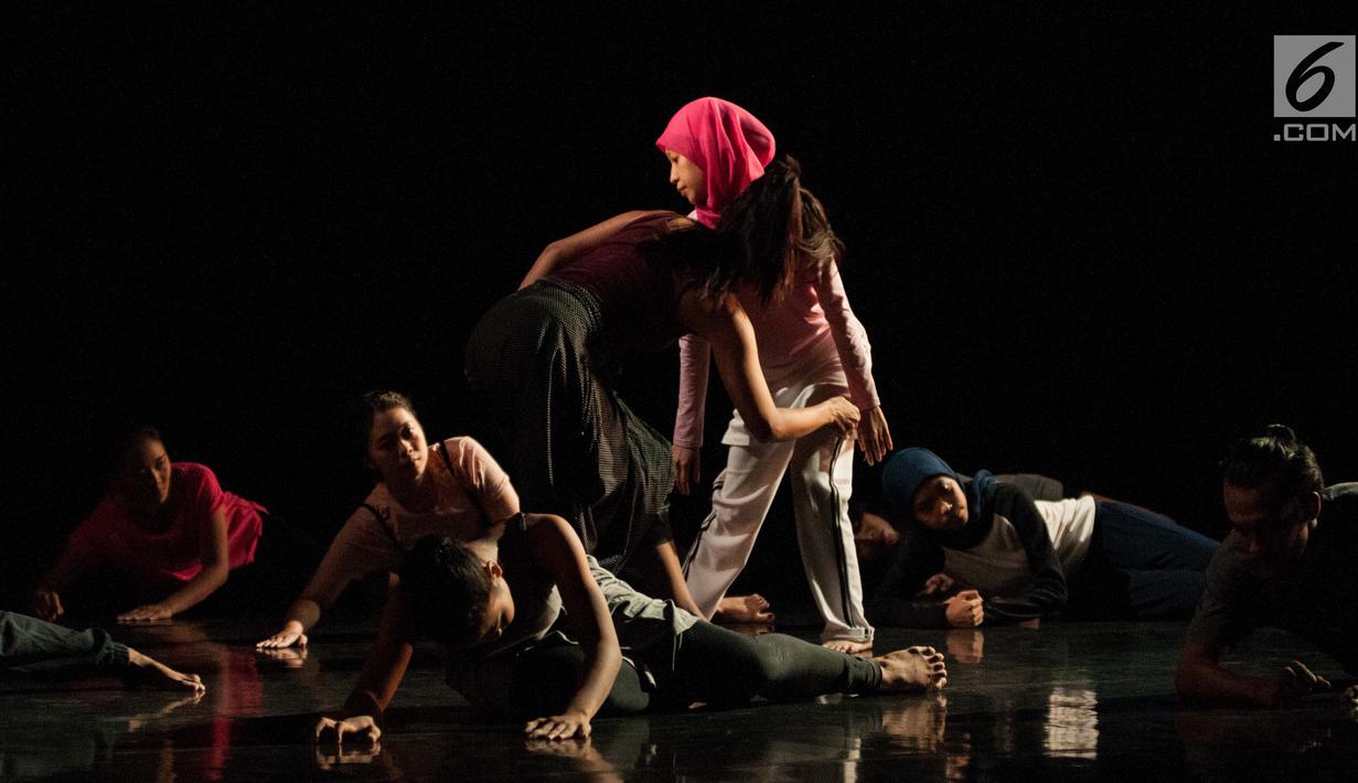 Sejumlah penari berlatih jelang pementasan di Galeri Kesenian Jakarta, Jakarta, Sabtu (8/7). Pementasan ini akan menampilkan tarian CANdoDANCE oleh Candoco Dance Company yang berasal dari Inggris. (Liputan6.com/Gempur M Surya)