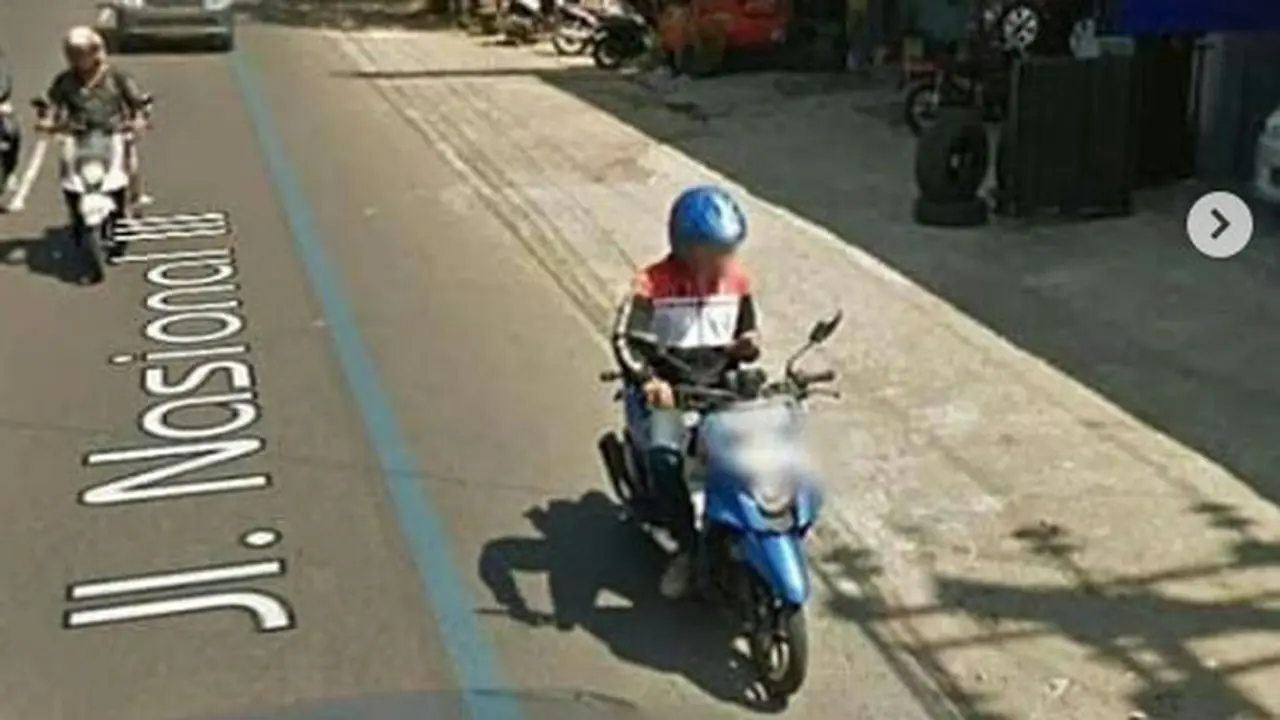 Pemotor sedag main HP saat berkendara tertangkap Google Maps