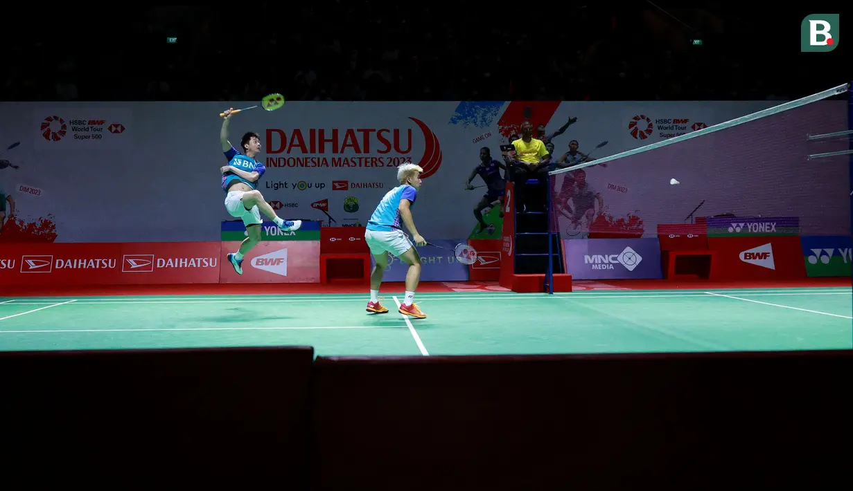 Marcus Fernaldi Gideon/Kevin Sanjaya yang kini berperingkat 9 BWF mampu memenangi babak 32 besar Indonesia Masters 2023 dengan mengalahkan ganda kuat Korea Selatan, Kang Min Hyuk/Seo Seung Jae dengan straight game 21-17, 21-12. (Bola.com/M Iqbal Ichsan)