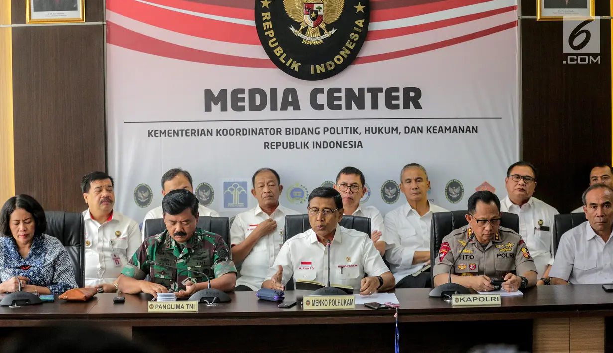 Menko Polhukam Wiranto (tengah) bersama Panglima TNI Marsekal Hadi Tjahjanto (kedua kiri) dan Kapolri Tito Karnavian (kedua kanan) memberi keterangan usai rapat koordinasi tertutup di Kantor Kemenko Polhukam, Jakarta, Selasa (24/9/2019). Ada tiga isu nasional yang dibahas dalam rapat tersebut. (Lipu
