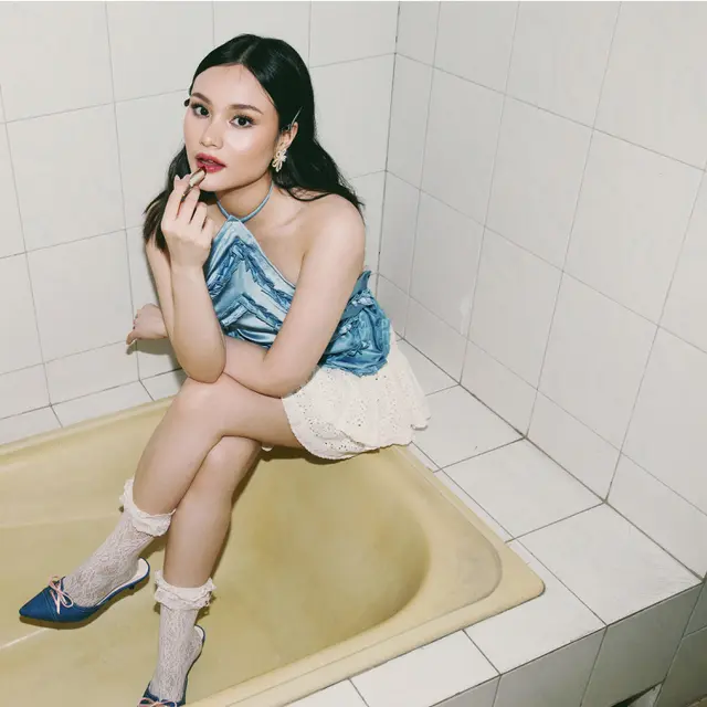 Adifa Rilis Debut Lagunya Berjudul Jatuh Cinta/Benci Lagi