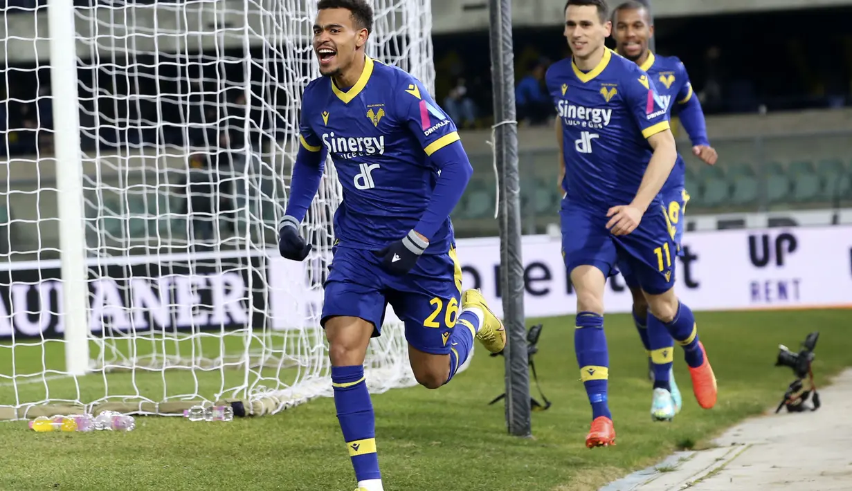 Penyerang Hellas Verona Cyril Ngonge merayakan gol pembuka untuk timnya ke gawang Lazio dalam laga pekan ke-21 Serie A di Stadio Marc'Antonio Bentegodi, Selasa (7/02/2023). Dengan skor imbang ini, Verona berada di urutan ke 18 papan klasemen. (Paola Garbuio/LaPresse via AP)