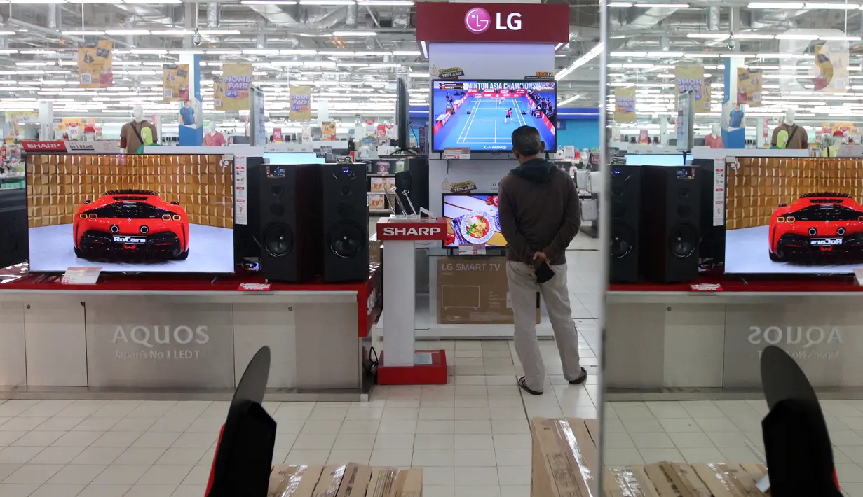 Calon pembeli melhat TV Digital yang dijual di salah satu mall Kawasan Lebak Bulus, Jakarta, Selasa, (8/11/2022). Selain TV Digital penjualan set top box sebagai digital tuner  juga diklaim naik sampai 8 kali lipat. (Liputan6.com/Johan Tallo)