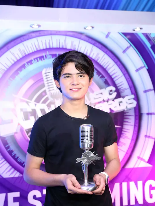 Ditemui di Studio 6 Emtek City, Daan Mogot, Jakarta Barat, Kamis (28/4/2016) malam, usai acara SCTV Music Awards 2016, ia mengaku tidak tahu kenapa temen deketnya itu bisa berbuat begitu. (Nurwahyunan/Bintang.com)