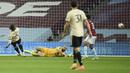 Pemain Manchester United Paul Pogba (kiri) mencetak gol ke gawang Aston Villa pada pertandingan Premier League di Villa Park, Birmingham, Inggris, Kamis (9/7/2020). Manchester United menang 3-0. (AP Photo/Oli Scarff, Pool)