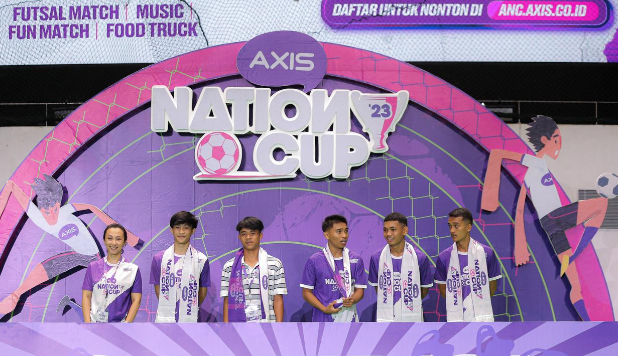 Head Youth Marketing Communication XI Axiata, Nahdiah Estu Prawesti (kiri) bersama para pemain penerima penghargaan setelah laga grand final Axis Nation Cup 2023 yang digelar di Istora Senayan, Jakarta, Minggu (15/10/2023) malam WIB. (Bola.com/Bagaskara Lazuardi)