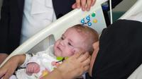 Baby Vetin Begdas dipersatukan kembali dengan ibunya Yasemin di rumah sakit Adana setelah terpisah 54 hari usai gempa Turki. [selebaran Kementerian Keluarga dan Layanan Sosial Turki]