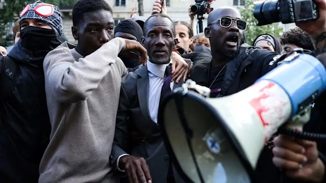Wali Kota Saint-Denis Bally Bagayoko berdiri di antara demonstran dan polisi saat aksi protes pelajar SMA di Paris, 6 Oktober 2026.