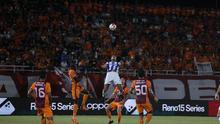 Winger Persib Bandung, Uilliam Barros memenangkan duel udara melawan para pemain Borneo FC Samarinda dalam laga tunda pekan ke-21 BRI Super League 2025/2026 di Stadion Segiri, Samarinda, Minggu (15/3/2026). (Bola.com/Erwin Snaz)