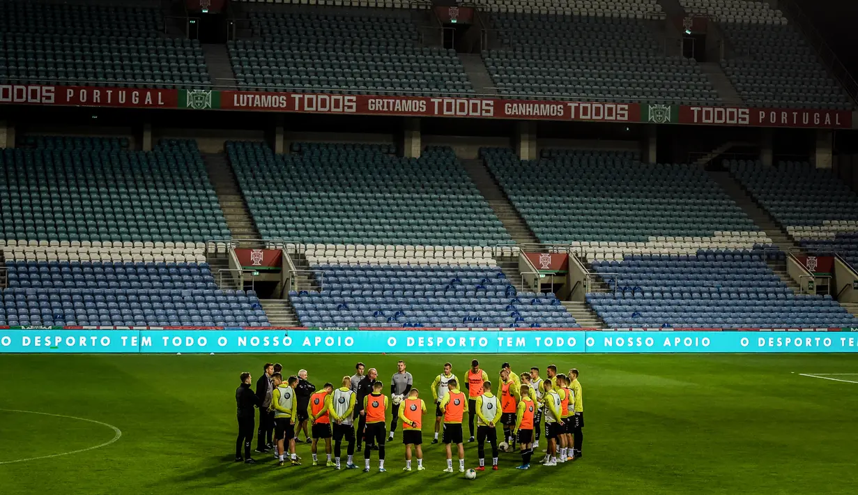 Pelatih Lithuania Valdas Urbonas memberikan instruksi kepada anak asuhnya saat berlatih jelang menghadapi Portugal pada babak kualifikasi Grup B Piala Eropa 2020, Estadio Algarve, Faro, Portugal, Rabu (13/11/2019). Lithuania akan menghadapi Portugal di Estadio Algarve. (PATRICIA DE MELO MOREIRA/AFP)