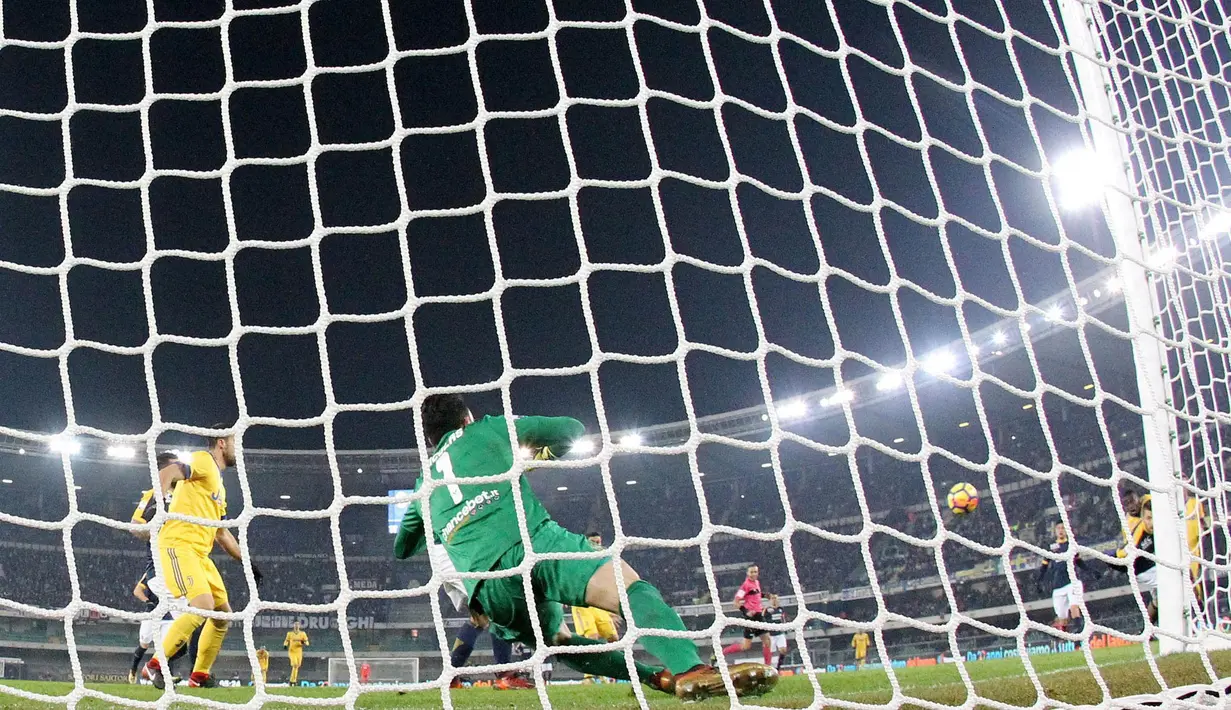 Gelandang Juventus, Blaise Matuidi, mencetak gol ke gawang Hellas Verona pada laga Serie A, Italia, di Stadion Marc'Antonio Bentegodi, Sabtu,(30/12/2017). Juventus menang 3-1 atas Hellas Verona. (AP/Filippo Venezia)