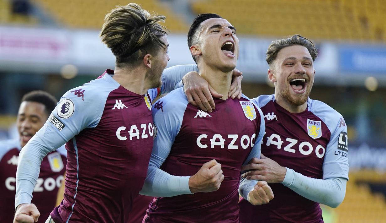 Pemain Aston Villa, Anwar El Ghazi, melakukan selebrasi usai mencetak gol ke gawang Wolverhampton Wanderers pada laga Liga Inggris di Stadion Molineux, Minggu (13/12/2020). Aston Villa menang dengan skor 0-1. (Tim Keeton/Pool/AFP)