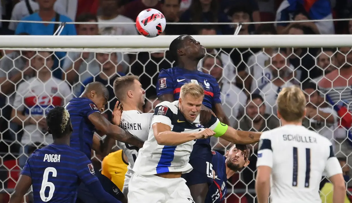 Di menit ke-6 Prancis memiliki peluang lewat sundulan Kurt Zouma memanfaatkan umpan sepak pojok. Namun sundulannya masih belum mengarah tepat ke gawang lawan. (Foto: AFP/Franck Fife)