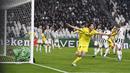 Bek Villarreal, Pau Torres melakukan selebrasi usai mencetak gol ke gawang Juventus pada pertandingan leg kedua babak 16 besar Liga Champions di Allianz Stadium, Turi, Italia, Kamis (17/3/2022).  Juventus kalah atas Villarreal 0-3. (AP Photo/Antonio Calanni)