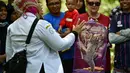 Petugas Badan Konservasi Alam Indonesia (BKSDA) bersiap untuk melepaskan Kukang Sumatra (Nycticebus coucang) di kawasan hutan Aceh Besar, Aceh, Kamis (1/8/2019). BKSDA Aceh melepasliarkan dua ekor satwa langka dan lindungi yakni Kukang Sumatra dan elang laut dada putih. (CHAIDEER MAHYUDDIN/AFP)