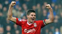 5. Steven Gerrard (Liverpool) – Pria asal Inggris ini merupakan gelandang yang mempunyai tendangan keras dan terukur. Meski gagal meraih gelar Liga Inggris tapi dia berhasil mempersembahkan gelar Liga Champions untuk Liverpool. (AFP/Paul ELlis)