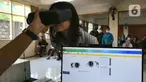 Murid melakukan perekaman E-KTP di SMAN 5, jalan dreded Bogor, Selasa (31/5/2022). Pemerintah Kota (Pemkot) Bogor mempermudah pembuatan identitas kependudukan E-KTP bagi pelajar. Dinas Kependudukan dan Pencatatan Sipil (Disdukcapil) Kota Bogor menerapkan program Goes to School. (merdeka.com/Arie Basuki)