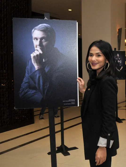 Saat mengawali kariernya di dunia hiburan, Nova Eliza pernah mengalami tindak kekerasan di area publik. Saat itu, ia belum memiliki mobil pribadi. Ia menggunakan jasa angkutan umum. (Nurwahyunan/Bintang.com)