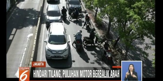 Hindari Tilang di Pramuka, Puluhan Motor Putar Balik dan Lawan Arah