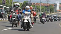 Pemudik sepeda motor melintas di Jalur Pantura, Jawa Barat, Minggu (2/6/2019). Sejumlah pemudik sepeda motor terpantau mengabaikan keselamatan dengan membawa barang bawaan dan penumpang melebihi kapasitas. (Liputan6.com/Herman Zakharia)