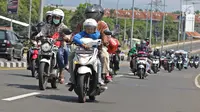 Sekeluarga Mudik Lebaran 2022 Naik Motor, Cara Bawa Stoples Makanan Jadi Sorotan