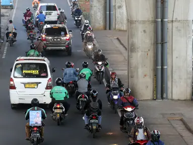 Sejumlah pengendara sepeda motor melawan arus lalu lintas di Jalan Ciledug Raya, Jakarta, Kamis (5/4). Perilaku kurang disiplin pengendara motor ini kerapkali menjadi salah satu penyebab kemacetan dan kecelakaan di jalan raya. (Liputan6.com/Arya Manggala)