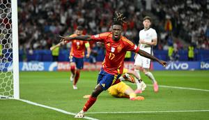 Gol pembuka kemenangan Spanyol dicetak Nico Williams (tengah) pada menit ke-47. (INA FASSBENDER/AFP)