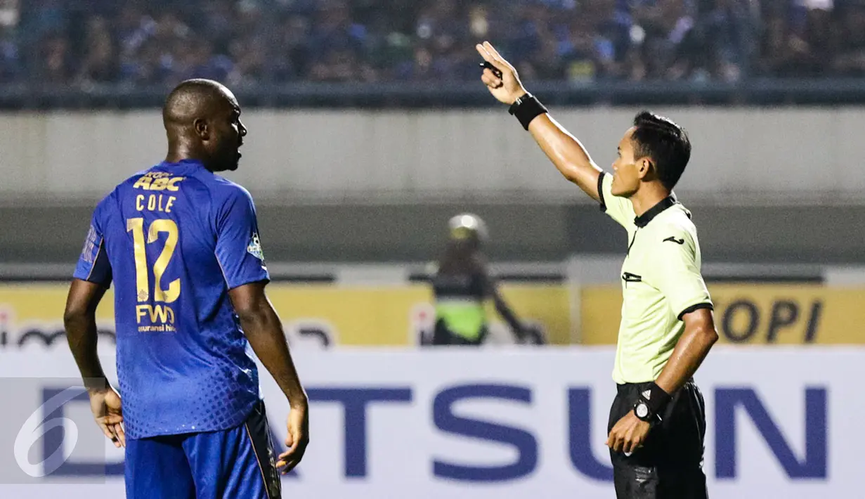Penyerang Persib, Carlton Cole berbincang dengan Wasit saat berhadapan dengan Arema FC pada laga perdana Liga 1 2017 di Stadion Gelora Bandung Lautan Api, Sabtu (15/4). Persib bermain imbang atas Arema FC dengan skor 0-0. (Liputan6.com/Yoppy Renato)