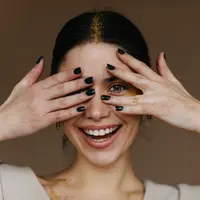 portrait women with nail art/copyright freepik/lookstudio