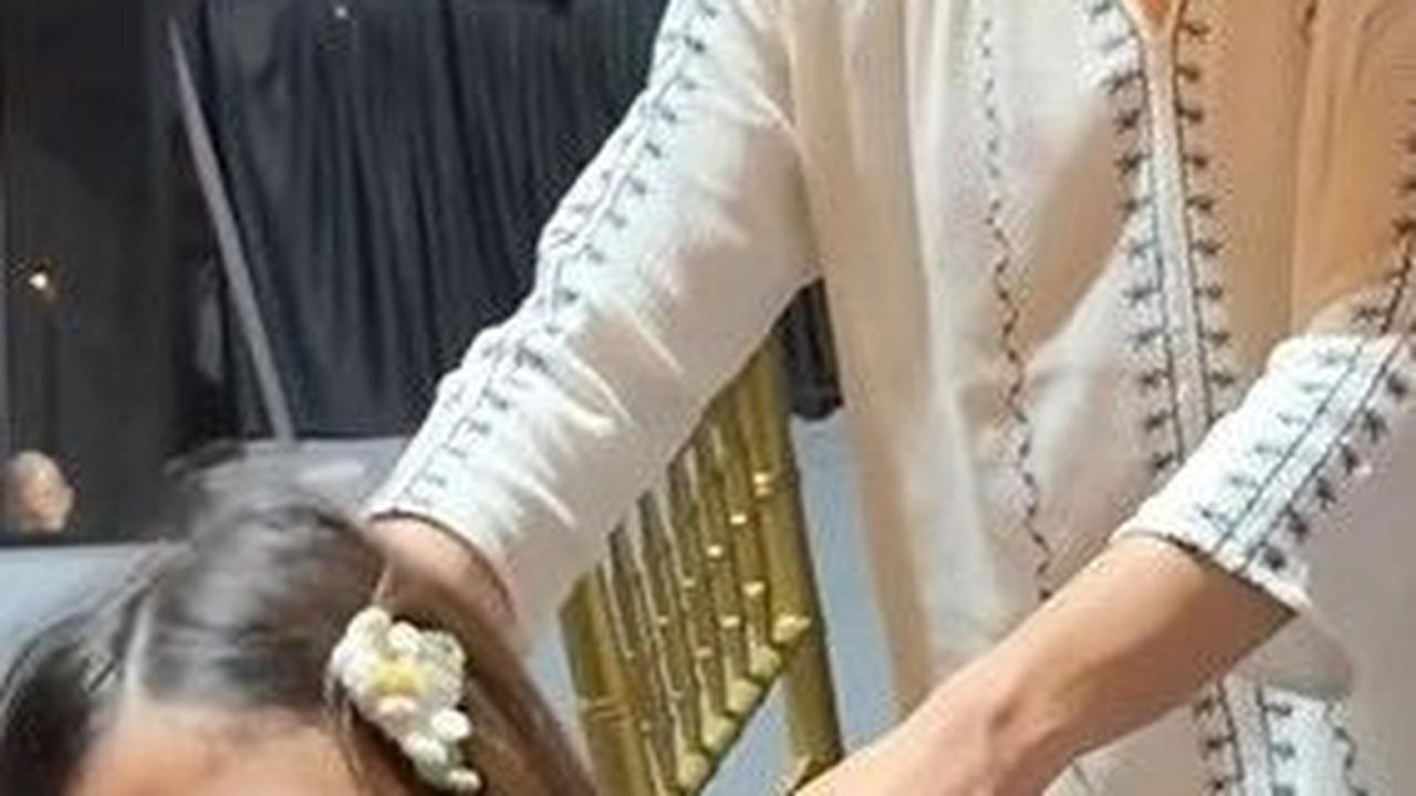 Sebagai kakak yang baik, Dul Jaelani berusaha memijat Safeea. Di sisi lain, Safeea terlihat asyik berbicara dengan Mulan Jameela.<br><br>