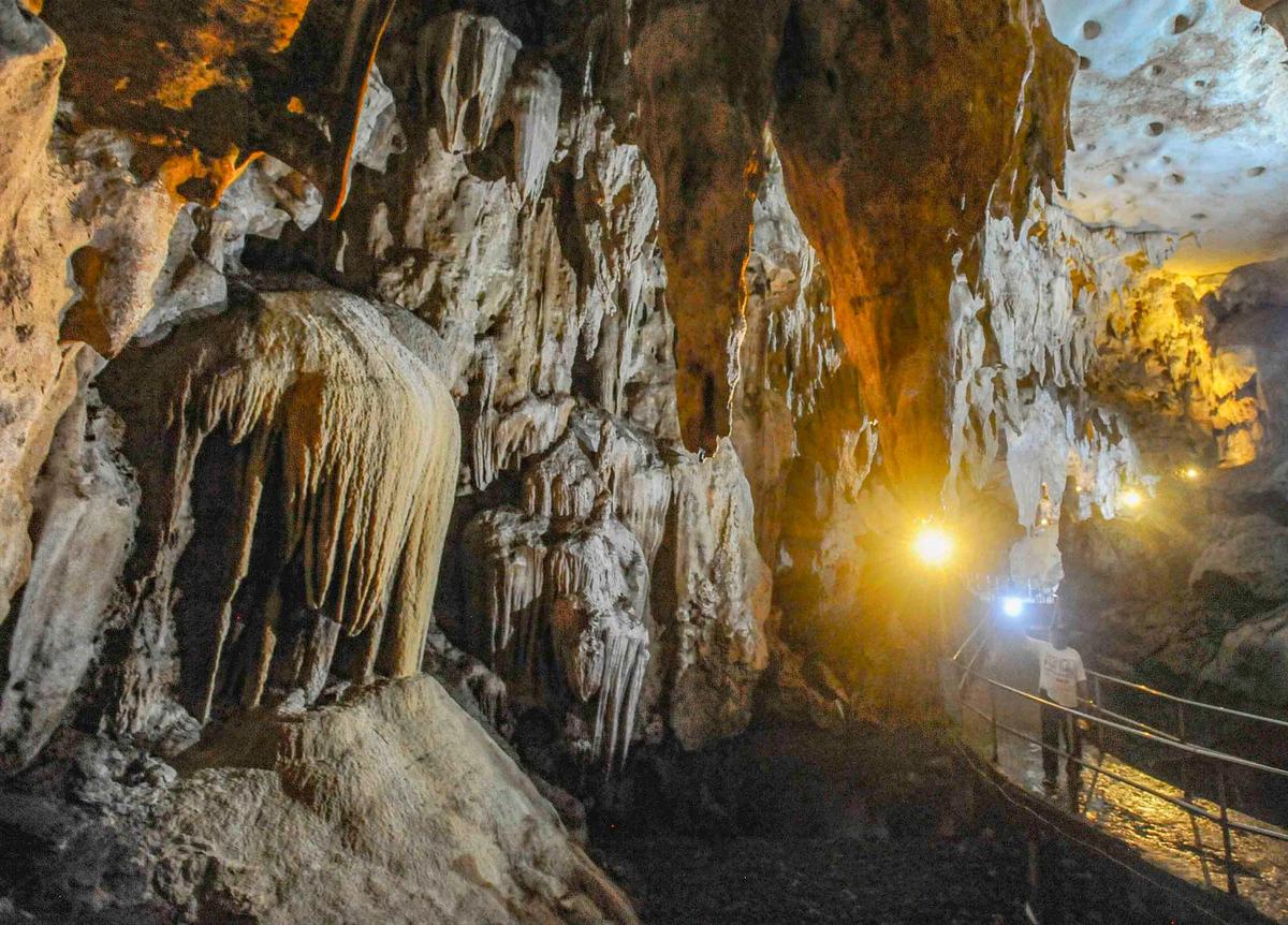 FOTO: Pesona Stalaktit dan Stalagmit Goa Lowo, Keajaiban Alam Trenggalek
