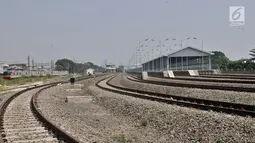Kereta Rel Listrik (KRL) melintas di area pembangunan Depo kereta Cipinang, di Jakarta, Kamis (10/5). Kementerian Perhubungan menargetkan Depo kereta Cipinang dapat beroperasi pada Oktober 2018 mendatang. (Merdeka.com/Iqbal S. Nugroho)