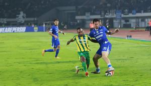 Gelandang Persib Bandung, Thom Haye, dalam laga melawan PSBS Biak di Stadion GBLA, Minggu (25/1/2026). (Bola.com/Erwin Snaz)