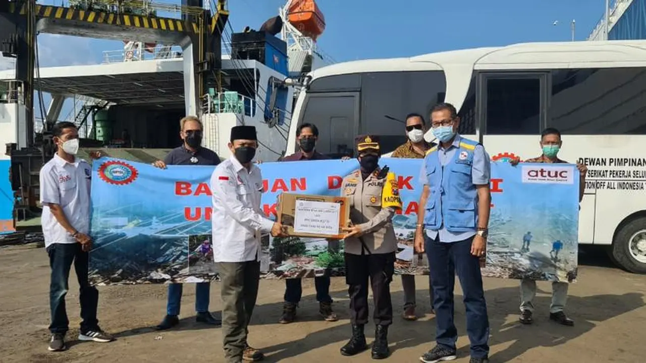 Serikat buruh dari Konfederasi Serikat Pekerja Seluruh Indonesia (KSPSI) mendistribusikan bantuan bagi korban bencana alam di Nusa Tenggara Timur (NTT)