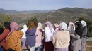 Para wanita menyaksikan dengan prihatin saat pertahanan sipil dan otoritas lokal berusaha menyelamatkan seorang bocah lelaki berusia 5 tahun yang jatuh ke dalam sumur di dekat kota Bab Berred dekat Chefchaouen, Maroko (4/2/2022). (AP Photo/Mosa'ab Elshamy)