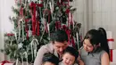 Ini adalah potret keluarga Chef Arnold dan Tiffany Soetanto merayakan Natal. Kompak Chef Arnold dan Tiffany bersama kedua anak mereka tampil dengan outfit serba abu-abu. Dengan latar pohon Natal dan kotak-kotak kado, keempatnya bergaya manis dan hangat untuk memberikan ucapan Natal kepada netizen. [Foto: Instagram/tiffanysoetanto]