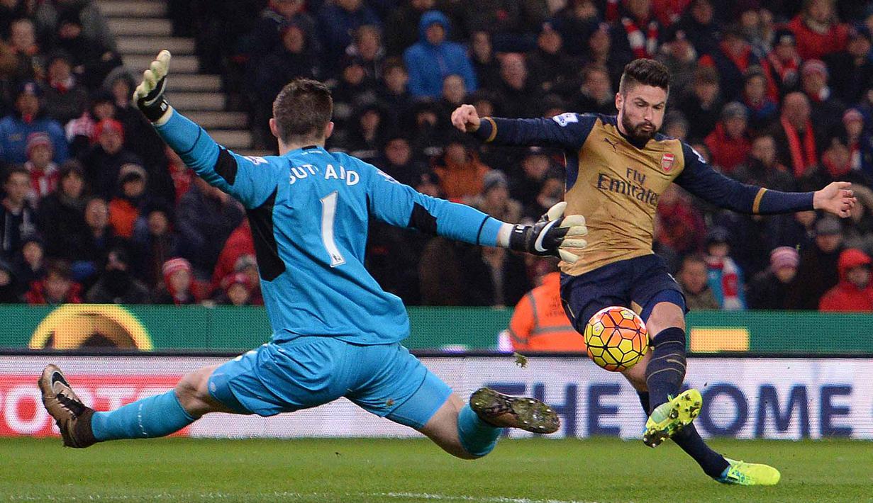 Kiper Stoke City, Jack Butland (kiri) jmenhadang tembakan pemain Arsenal,  Olivier Giroud pada lanjutan Liga Premier Inggris antara Stoke City vs Arsenal di Stadion Britannia, Stoke-on-Trent, Minggu (17/1/2016).  (AFP Photo/Oli Scarff)