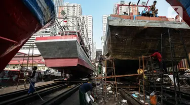 Aktivitas pekerja saat memperbaiki kapal di sebuah galangan kapal kawasan Muara Angke, Jakarta Utara, Kamis (3/6/2021). Banyaknya aktivitas dengan transportasi laut di pesisir utara Jakarta membuka peluang usaha perbaikan dan perawatan kapal laut. (Liputan6.com/Johan Tallo)