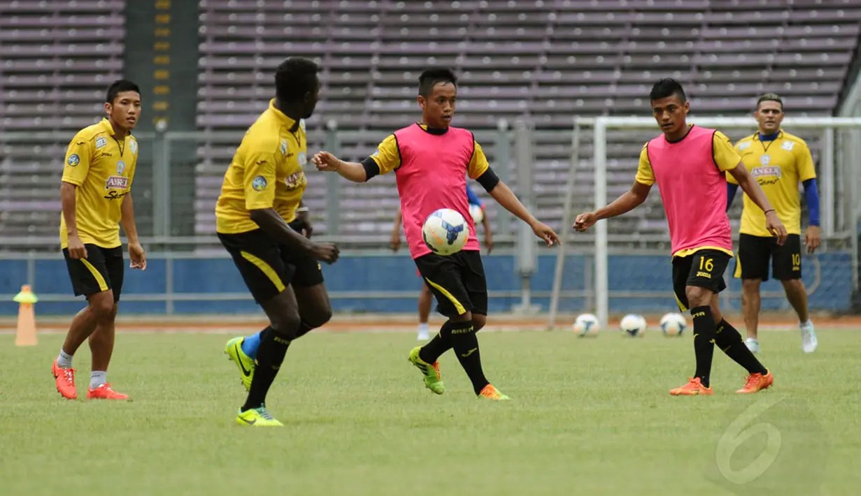 Jelang berlaga melawan Persija pada Minggu (4/5/2014), Arema Cronus menggelar latihan uji lapangan di Stadion GBK Jakarta, (3/4/2014). (Liputan6.com/Helmi Fithriansyah)