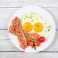 Bacon dengan telur juga perlu dihindari untuk sarapan. (iStockphoto)