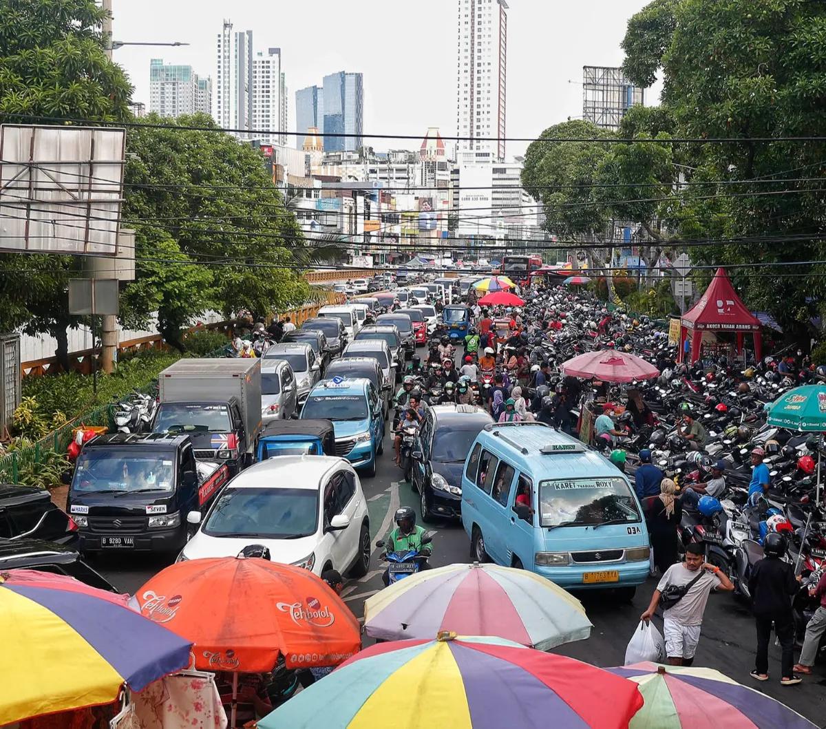 Ramainya pengunjung sampai membuat lalu lintas di Pasar Tanah Abang Macet