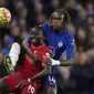 Gelandang Chelsea Trevoh Chalobah berebut bola dengan penyerang Liverpool Sadio Mane pada pekan ke-21 Liga Inggris di Stamford Bridge, London, Minggu (2/1/2022) malam WIB. Duel Chelsea vs Liverpool berakhir imbang dengan skor akhir 2-2. (AP Photo/Matt Dunham)