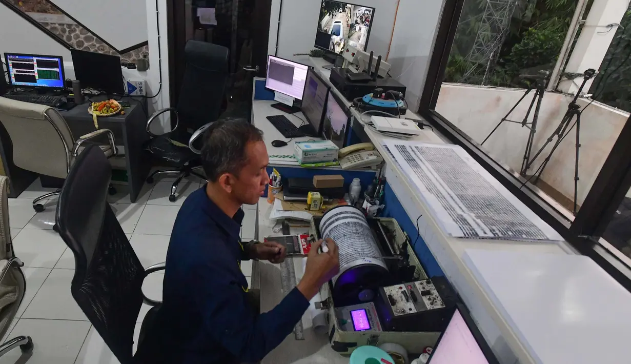 Petugas mengamati aktivitas Gunung Anak Krakatau melalui  alat seismograf  di Pos Pemantau Gunung Anak Krakatau di Pasauran, Kabupaten Serang, Banten, Minggu, 6 September 2026. (KLY/Arie Basuki)