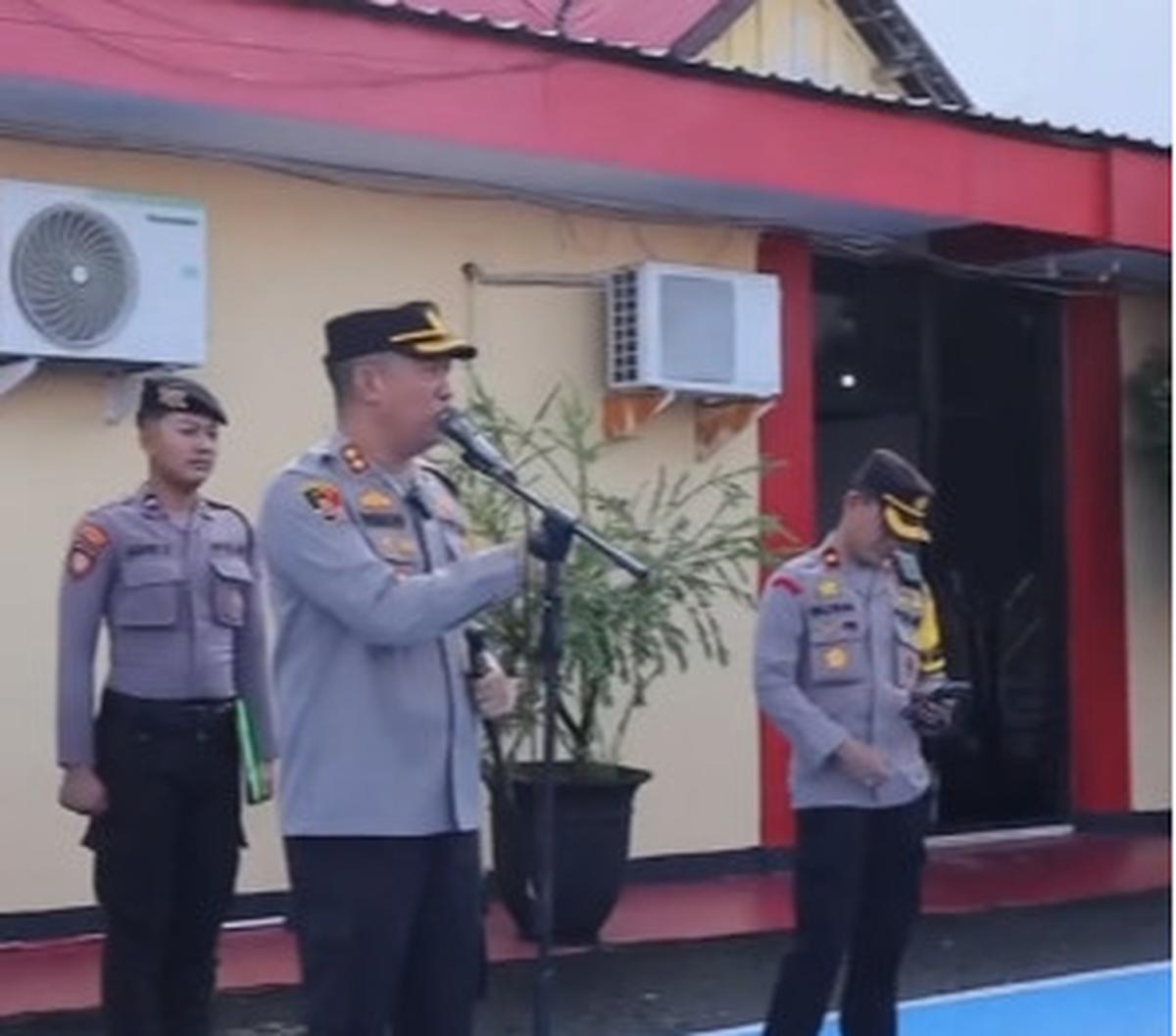 "Momen Kapolres Tarakan menyuruh anggota romantis kepada suami atau istrinya," demikian dikutip dari keterangan video.