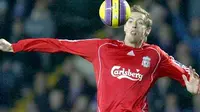 Liverpool&#039;s Peter Crouch controls the ball against Blackburn Rovers during their English Premiership football match at Ewood Park, Blackburn, north-west England, 03 November 2007. AFP PHOTO / PAUL ELLIS