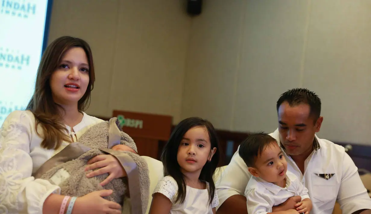 Rasa panik yang merasakan jelang proses kelahiran bayi. Apalagi saat kelahiran anak pertama. Baik lahir normal maupun caesar. Begitu juga yang dialami oleh Nia Ramadhani saat kelahiran anak ketiganya. (Nurwahyunan/Bintang.com)